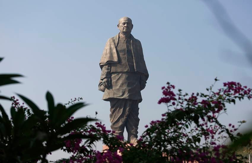 गुजरात के नर्मदा जिले के केवडिया स्थित वैली ऑफ फ्लॉवर्स में लौह पुरुष सरदार पटेल की मूर्ति। (फोटो- एपी)