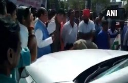 यूपी: जब पुलिसकर्मी ने सरेआम मंत्री के पैर छूकर मांगी माफी, देखें वीडियो