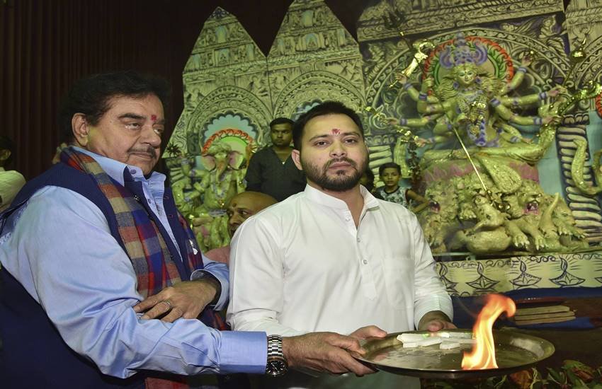 एक पंडाल में भाजपा सांसद शत्रुघ्न सिन्हा और बिहार विधानसभा में नेता प्रतिपक्ष तेजस्वी यादव साथ-साथ दिखे। दोनों नेताओं ने देवी दुर्गा की साथ ही पूजा की। (Photo-PTI)'