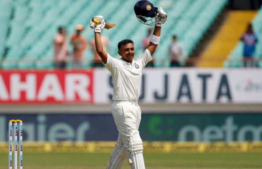 शतक जड़ने के बाद दर्शकों का अभिवादन स्वीकार करते पृथ्वी शॉ। Photo Courtesy: BCCI