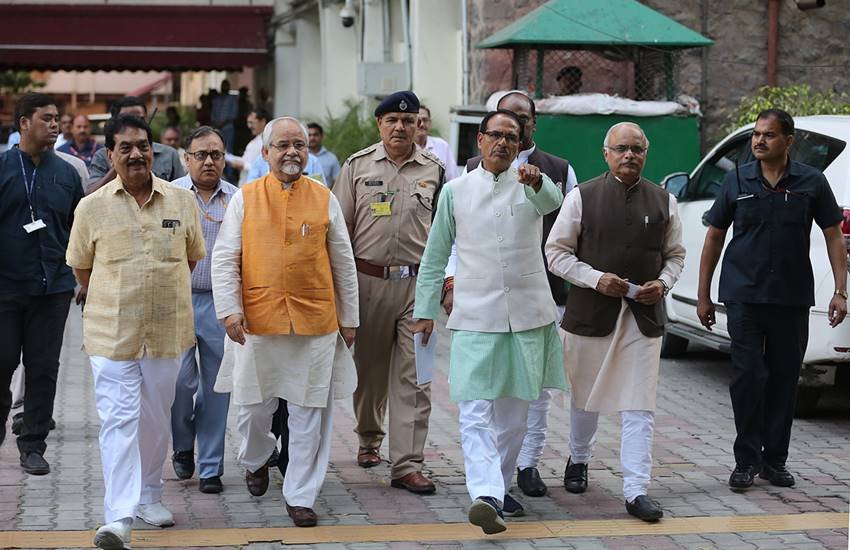 मध्य प्रदेश के मुख्यमंत्री शिवराज सिंह चौहान ने अपने शिष्ठ मंडल के साथ। तस्वीर बीते बुधवार (17 अक्टूबर) की है जब शिवराज दिल्ली में चुनाव आयुक्त के साथ बैठक कर लौट रहे थे। (Express Photo by Tashi Tobgyal)