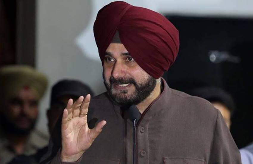 कांग्रेस पर निशाना साधते हुए उन्होंने कहा कि सिद्धू को दक्षिण भारत के लोगों को अपमानित करने का कोई अधिकार नहीं है। 