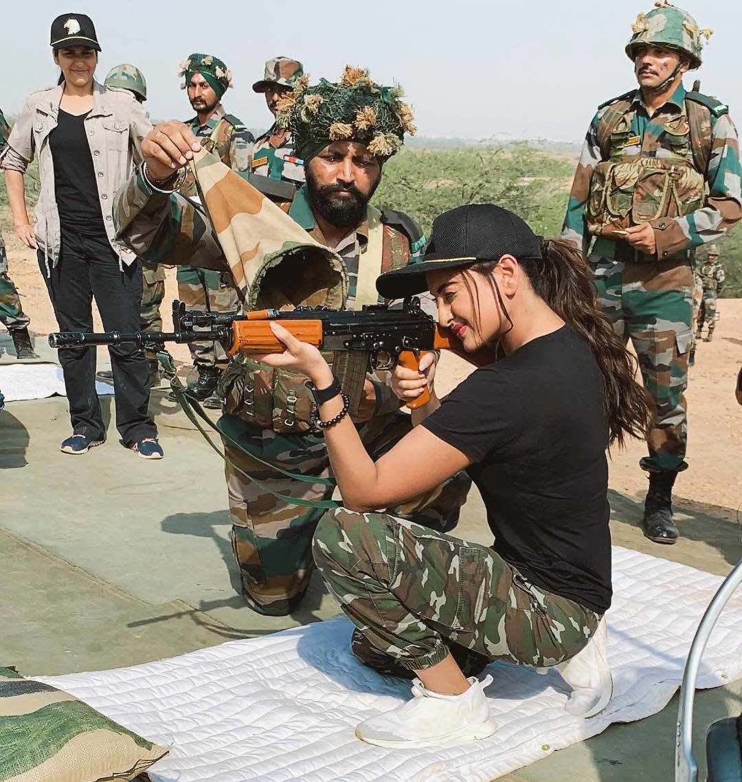 Sonakshi volleying some with the soldiers, Sonakshi sinha, Sonakshi sinha with indian army, Sonakshi with indian solider, Sonakshi sinha latest pics, Sonakshi sinha movies