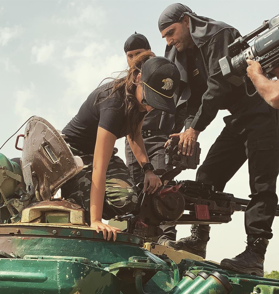 Sonakshi volleying some with the soldiers, Sonakshi sinha, Sonakshi sinha with indian army, Sonakshi with indian solider, Sonakshi sinha latest pics, Sonakshi sinha movies