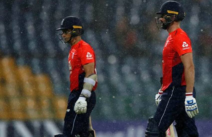 SL vs Eng 5th ODI: मैच के दौरान बारिश के चलते पवेलियन लौटते बल्लेबाज। (REUTERS)