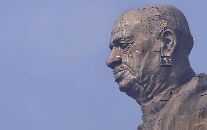 सरदार पटेल की मूर्ति को नोएडा के रहने वाले स्कल्पचर आर्टिस्ट राम वनजी सुतार ने डिजाइन किया है। सुतार भारत के एक सुप्रसिद्ध मूर्तिकार हैं। इन्होंने सरदार पटेल की करीब 2000 तस्वीरों को देखा और अर्काइव में सेव किया। तब जाकर उन्हें इस तरह का फाइनल टच दिया गया। अपने जीवन में सबसे ज्यादा महात्मा गांधी की मूर्तियां बनाई हैं। अपनी कला के लिए सुतार को पद्म भूषण से भी सम्मानित किया जा चुका है।