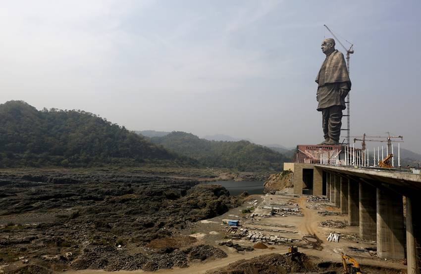 नर्मदा नदी के तट पर स्थित यह प्रतिमा मौजूदा समय में विश्व की सबसे ऊंची प्रतिमा चीन के स्प्रिंग टेम्पल ऑफ बुद्ध से भी 29 मीटर ऊंची है। चीन की प्रतिमा की ऊंचाई 153 मीटर है। सरदार पटेल की प्रतिमा न्यूयॉर्क स्थित 93 मीटर ऊंची स्टैच्यू ऑफ लिबर्टी से लगभग दोगुना बड़ी है।