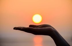 कविताः सदियों का सिलसिला है डूबने से पहले तुम्हारे माथे पर लाल बिंदिया बनकर सज जाना