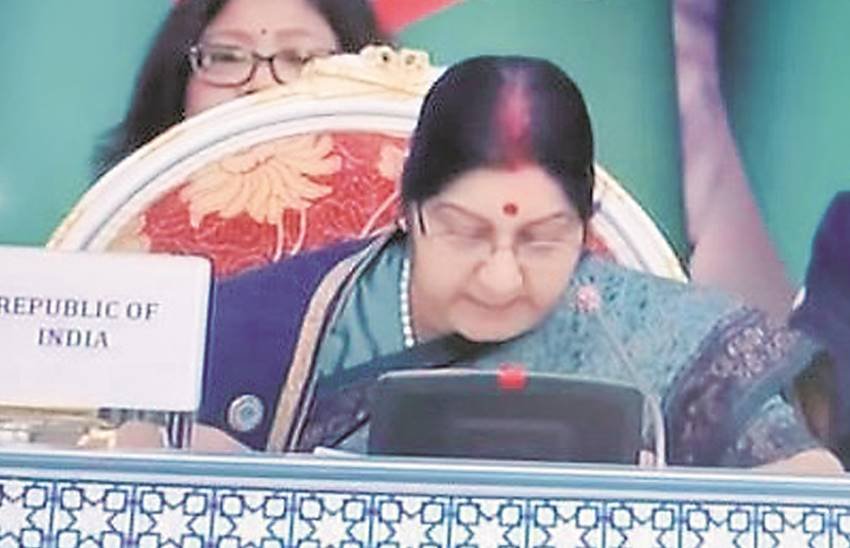 ताजिकिस्तान की राजधानी दुशाम्बे में एससीओ की बैठक में भाषण देतीं सुषमा स्वराज। ताजिकिस्तान की राजधानी दुशाम्बे में एससीओ की बैठक में भाषण देतीं सुषमा स्वराज।