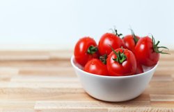 टमाटर से दूर हो सकते हैं चेहरे के लाल धब्बे, ऐसे करें यूज़