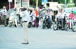 इस पाकिस्तानी एएसआई ने गजब निभाई ड्यूटी, बिना हेलमेट धराया तो बेटे का भी काटा चालान