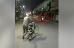 तो साइकिल से बाइक सवारों का पीछा करने लगी पुलिस? वायरल हो रहा है वीडियो