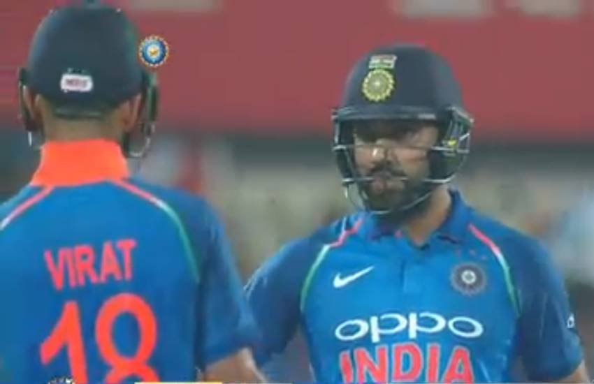 Ind vs WI ODI: लक्ष्य का पीछा करते हुए 9वें ओवर की चौथी गेंद पर रोहित शर्मा ने इतनी खूबसूरती से शॉट खेला कि कप्तान विराट कोहली हक्के-बक्के रह गए। वीडियो से लिया गया स्क्रीनशॉट (सोर्स- बीसीसीआई)