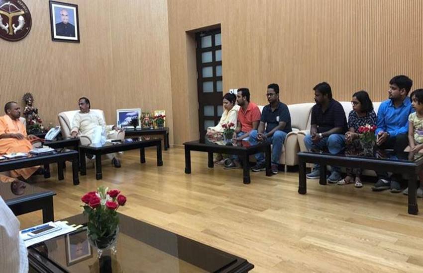 उत्तर प्रदेश के मुख्यमंत्री योगी आदित्यनाथ ने सोमवार को एप्पल के कार्यकारी विवेक तिवारी की विधवा कल्पना तिवारी को सभी प्रकार की मदद देने का वादा किया। (Photo-Express)