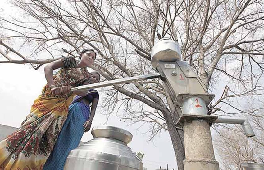 रोजगार नहीं है, हवा सांस लेने लायक नहीं है, पानी पीने लायक नहीं है, सड़कें (कुछ हाइवे छोड़ दिए जाएं) जानलेवा हैं, कानून-व्यवस्था की स्थिति बदतर है, और भीड़ हिंसा और भीड़ न्याय अब नई, लेकिन सामान्य बात हो गई है।