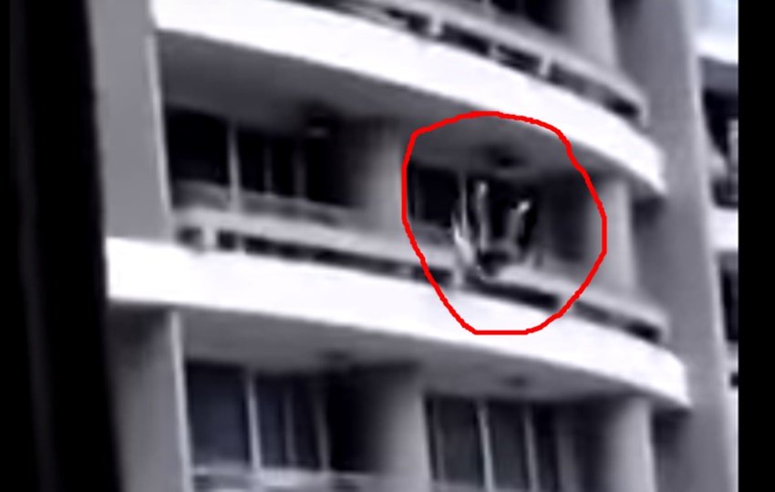 सेल्फी लेने के समय बिल्डिंग से गिरकर महिला की मौत (Photo: Video grab)