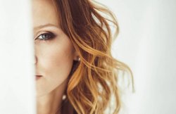 कविताः ‘स्त्रियों के होठों पर नहीं, उसकी पलकों के नीचे होता है प्रेम’