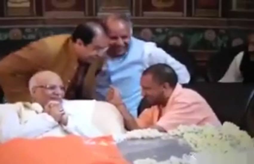 यूपी के सीएम योगी आदित्यनाथ पूर्व दिवंगत मुख्यमंत्री एनडी तिवारी के पार्थिव शरीर को श्रद्धांजलि देने के दौरान अपने मंत्रियों संग हंसते हुए कैमरे में कैद हो गए। ट्वीट किए गए वीडियो से लिया गया स्क्रीनशॉट। (Source: Twitter/@bhatia_niraj23)