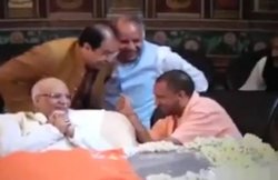 देने आए थे दिवंगत पूर्व सीएम को श्रद्धांजलि, मंत्रियों संग हंसते कैमरे में कैद हुए सीएम योगी!