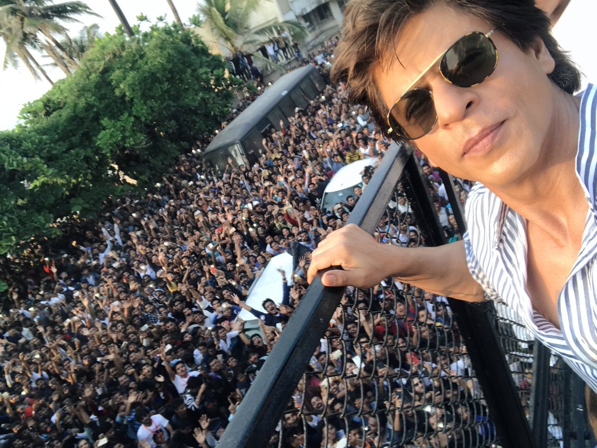 Shah Rukh khan, Fan, Shah Rukh Khan Fan, Shah Rukh Khan Fan Story, shah rukh khan, shahrukh khan, shah rukh birthday, shah rukh khan birthday celebration, shah rukh khan twitter, shahrukh birthday, karan johar shah rukh birthday, shah rukh gauri khan, gauri khan shah rukh birthday, shah rukh khan photos, shah rukh khan mannat, shah rukh meet fans, shah rukh khan latest, shah rukh khan news