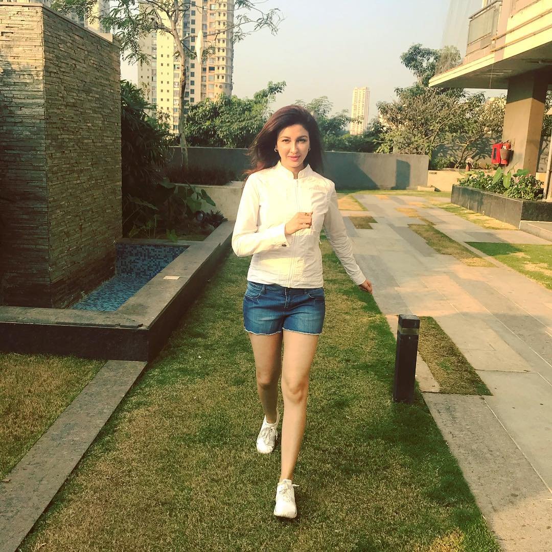 सौम्या एक Down to earth एक्ट्रेस हैं। पिछले दिनों वह अपनी आलीशान कार को छोड़कर लोकल ट्रेन में सफर करते नजर आई थीं। उन्होंने ऐसा एक या दो दिन नहीं बल्कि अक्सर वह मुंबई की लोकल ट्रेन से सफर करती हैं। सौम्या गोरेगांव में रहती हैं और उन्हें रोजाना अपनी शूटिंग सेट पर जाने के लिए 75 किमी का सफर तय करना पड़ता है। इसलिए कार में बैठकर घंटों जाम में फंसने से बचने के लिए वह लोकल ट्रेन का सहारा लेती हैं और टाइम पर शूटिंग सेट पर पहुंचती हैं।