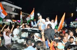 सिंधिया के रोड शो में बिना अनुमति लगे मंच, मामला दर्ज, आधे रास्ते से वापस लौटे ज्योरितादित्य