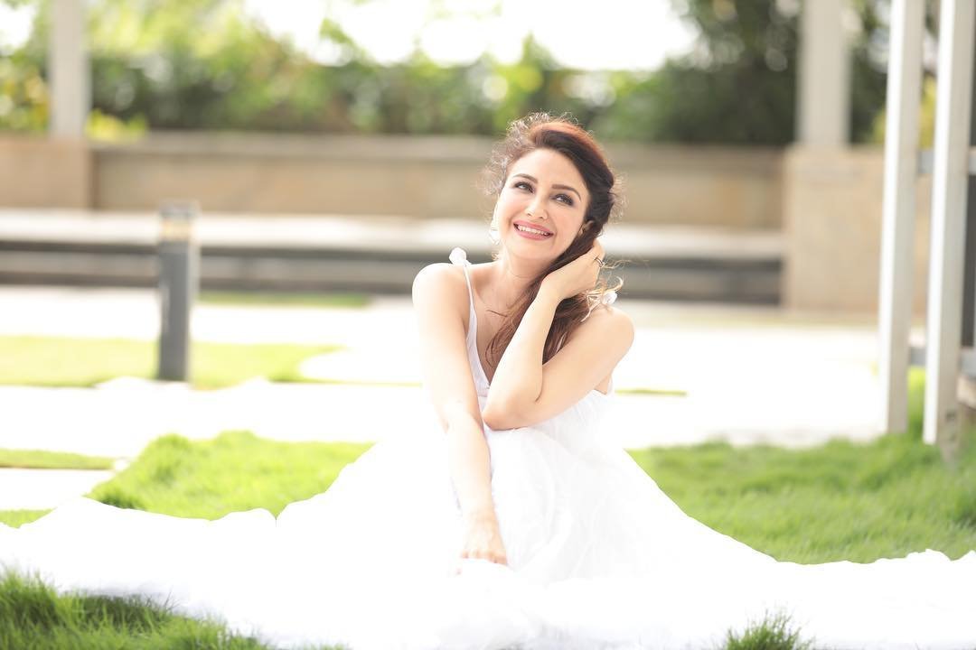 सौम्या सोशल मीडिया पर काफी एक्टिव रहती हैं और आए दिन ही अपनी खूबसूरती की झलक दिखाती रहती हैं।