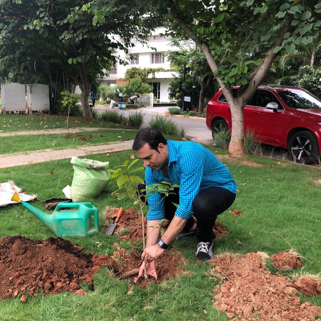 वीवीएस लक्ष्मण क्रिकेट मैदान पर एक दिग्गज बल्लेबाज रहे ही हैं साथ ही वह एक बेहतरीन मेडिकल स्टूडेंट भी रहे। उन्हें बागवानी करने का काफी शौक है। वह एक पर्यापरण प्रेमी भी हैं।