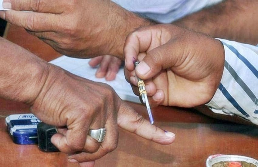 वोटिंग की प्रतीकात्मक फोटो, फोटो सोर्स- इंडियन एक्सप्रेस