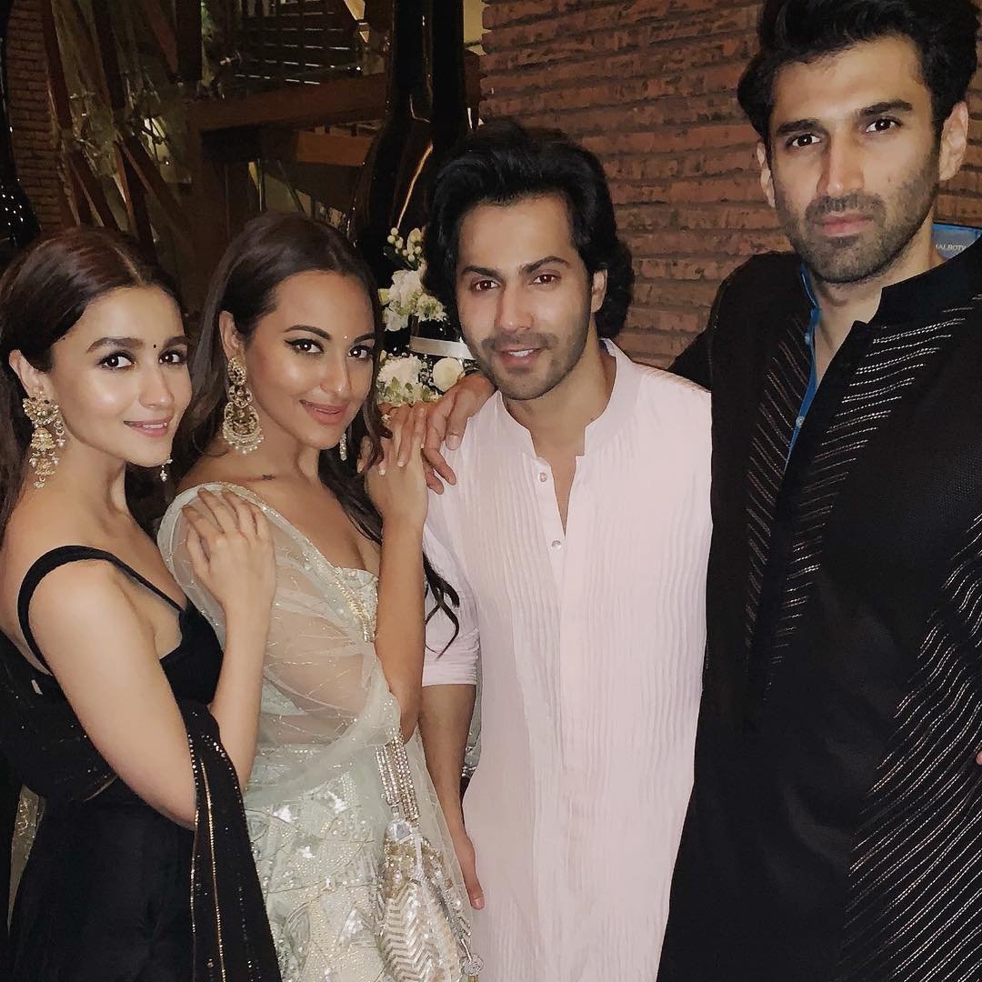 "srk, srk diwali party, srk, shah rukh khan, diwali party, gauri khan, suhana khan, alia bhatt, katrina kaif, shilpa shetty, katrina kaif, karisma kapoor, kajol, karan johar, jacqueline fernandez, malaika arora, arjun kapoor
