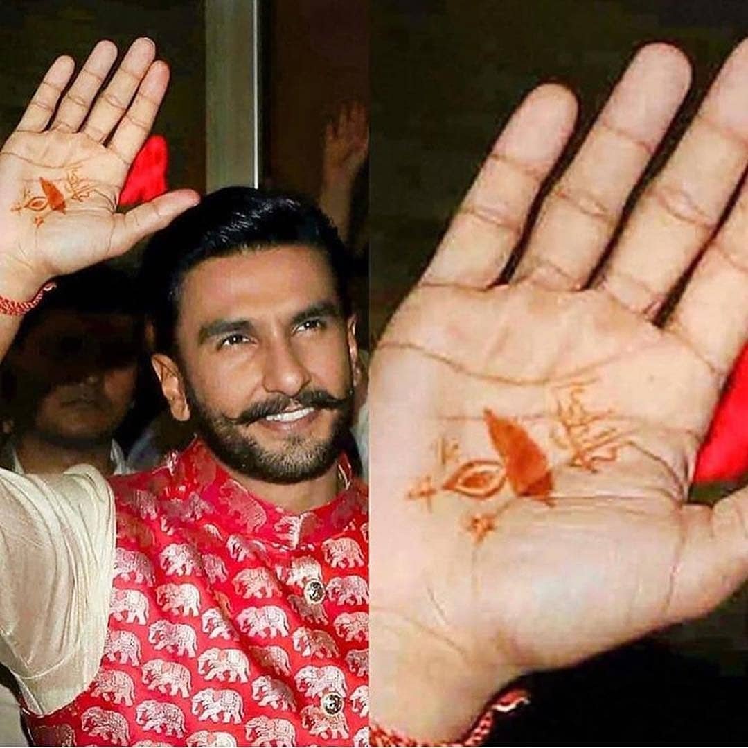 रणवीर ने अपने हाथ पर दीपिका के नाम की मेहंदी लगवाई।