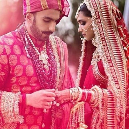 दीपिका को अंगूठी पहनाते रणवीर।
