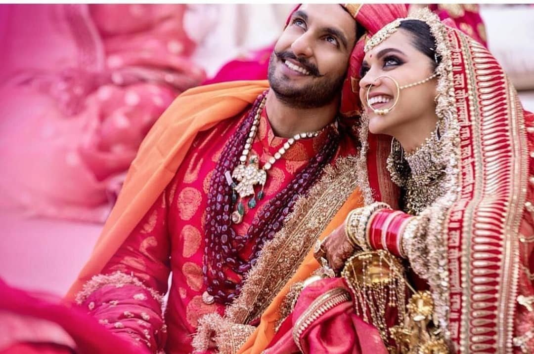 21 नवंबर को दीपिका के घर ग्रांड रिसेप्शन है जिसके लिए दोनों बैंगलुरू पहुंचे हैं। ये रिसेप्शन दीपिका के पेरेंट्स की ओर से दिया जा रहा है जबकि रणवीर के परिवार वाले मुंबई में शाही पार्टी देंगे। नव विवाहित दंपत्ति को 20 नवंबर को मुंबई एयरपोर्ट पर स्पॉट किया गया। इस दौरान भी दोनों ने सब्यसाची के डिजाइन किए हुए कॉस्ट्यूम नजर आए। इसी बीच दीपवीर की शादी की सभी रस्मों की तस्वीरें सामने आई हैं। यहां पर आप दीपिका-रणवीर की संगीत सेरेमनी से लेकर मेहंदी और शादी की तस्वीरें देख सकते हैं। (All pics- Instagram)