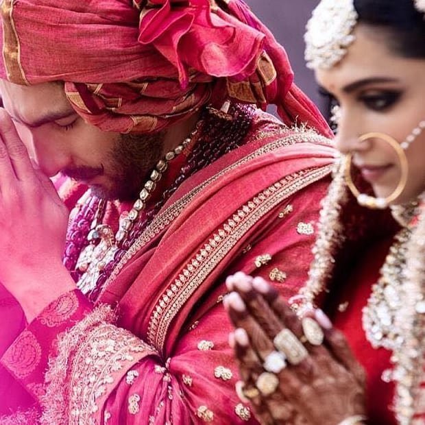 शादी संपन्न होने के बाद अपने कुल देवता को प्रणाम करते दीपवीर।