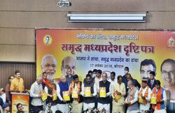भाजपा ने जारी किए दो घोषणा पत्र, प्वाइंटर्स में जानें किसानों, महिलाओं और बेरोजगारों के लिए क्या है खास