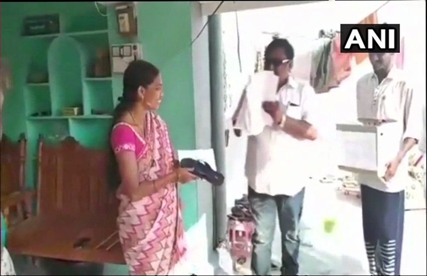 चप्पल बांटते अकुला हनुमंत, फोटो सोर्स- ANI