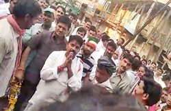 कांग्रेस प्रत्याशी से बोली जनता- ‘माफ करो महाराज, हमारा नेता शिवराज’
