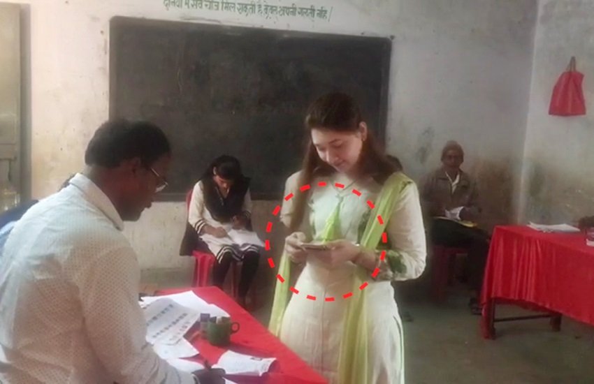 मोबाइल इस्तेमाल करते हुए कलेक्टर की पत्नी हिना हक, फोटो सोर्स- सोशल मीडिया