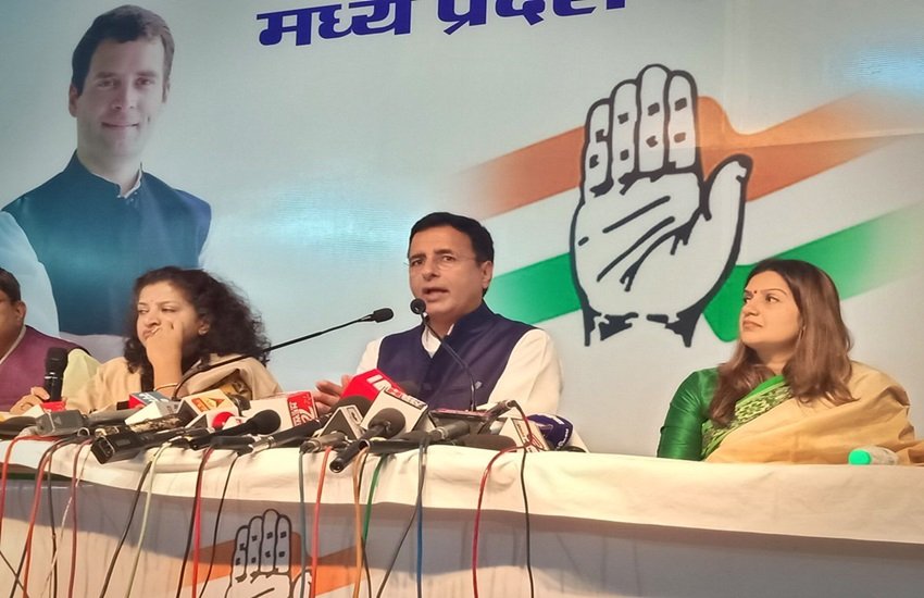 आरोप पत्र जारी करते हुए रणदीप सिंह सुरजेवाला, फोटो सोर्स- सोशल मीडिया