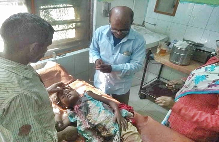 अस्पताल में इलाज करते डॉक्टर, फोटो सोर्स- सोशल मीडिया