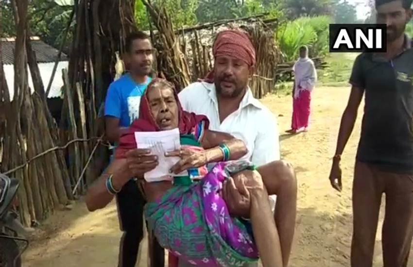 सुकमा में वोट डालने के लिए जातीं 103 साल की सोनी बाई। फोटो- ANI