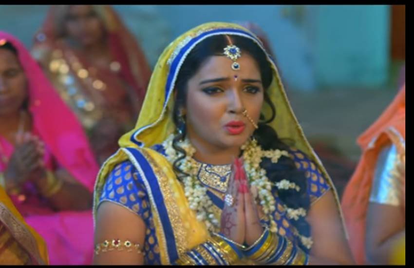 आम्रपाली दूबे का यह छठ गीत लोगों को काफी पसंद आ रहा है। 
फोटो सोर्स - (वीडियो स्क्रीनशॉट, यूट्यूब)