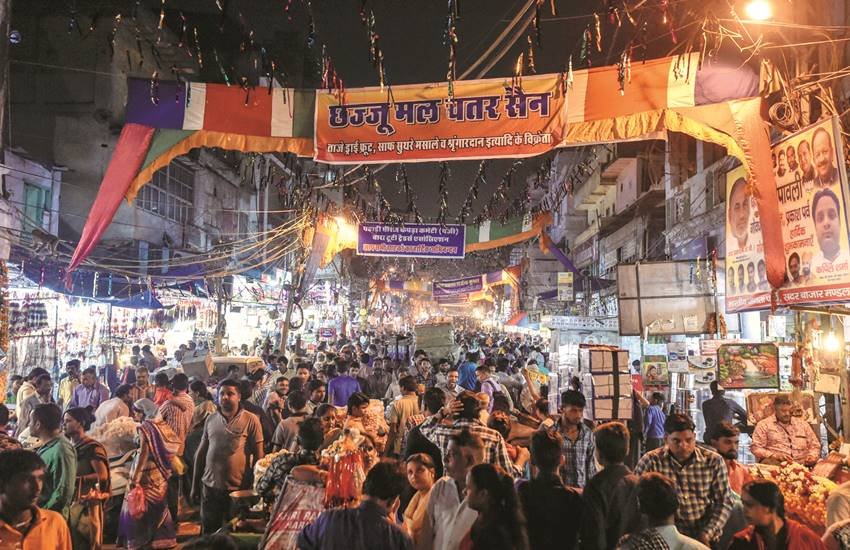 दीपोत्सव की तैयारियों में जुटे उत्सवजीवी ने जमकर खरीदारी की। 