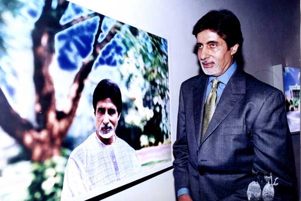 केबीसी के सेट पर बिग बी ने खुलासा किया कि उन्हें साल 2000 में स्पाइल ट्यूबरक्लोसिस नाम की बीमारी हो गई थी। उस वक्त केबीसी की शूटिंग चल रही थी और उन्हें लगता था कि कुर्सी पर देर तक बैठने से कमर दर्द हो रहा है। उन्होंने यह भी बताया था कि इस बीमारी से पहले उनका 75 फीसदी लीवर खराब हो चुका है लेकिन आज भी वह भरपूर काम करते हैं और बेहद ऊर्जावान अभिनेता हैं। वह नियमित रूप से योगा करते हैं।