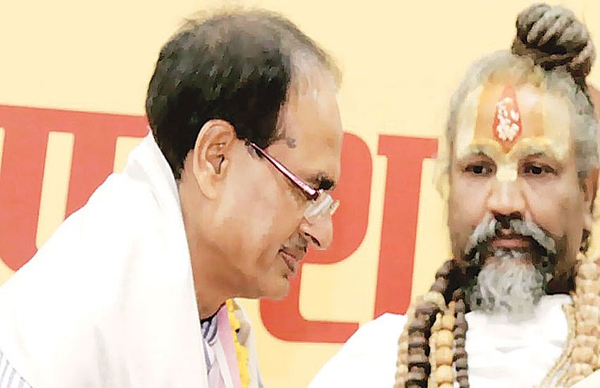 शिवराज सिंह चौहान और कंप्यूटर बाबा, फोटो सोर्स- इंडियन एक्सप्रेस