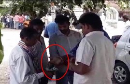 Congress, Janta Dal Secular, JD(S), Bribe, Money, Cash, Mob, People, Ramanagara Constituency, Former PM, HD Deve Gowda, Son, CM HD Kumaraswamy, Daughter in Law, Anitha Kumaraswamy, Karnataka, State News, Hindi News