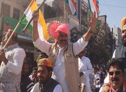 उज्जैन में बीजेपी MLA को एक शख्स ने पहनाई जूतों की माला, कांग्रेस ने ट्वीट किया VIDEO