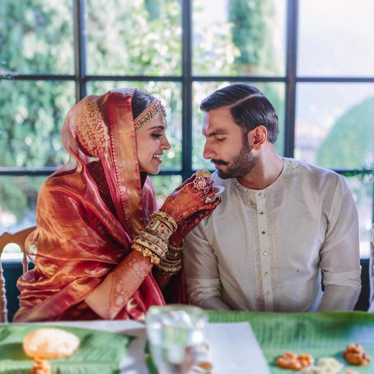 शादी के बाद पति रणवीर को खाना खिलातीं दीपिका।