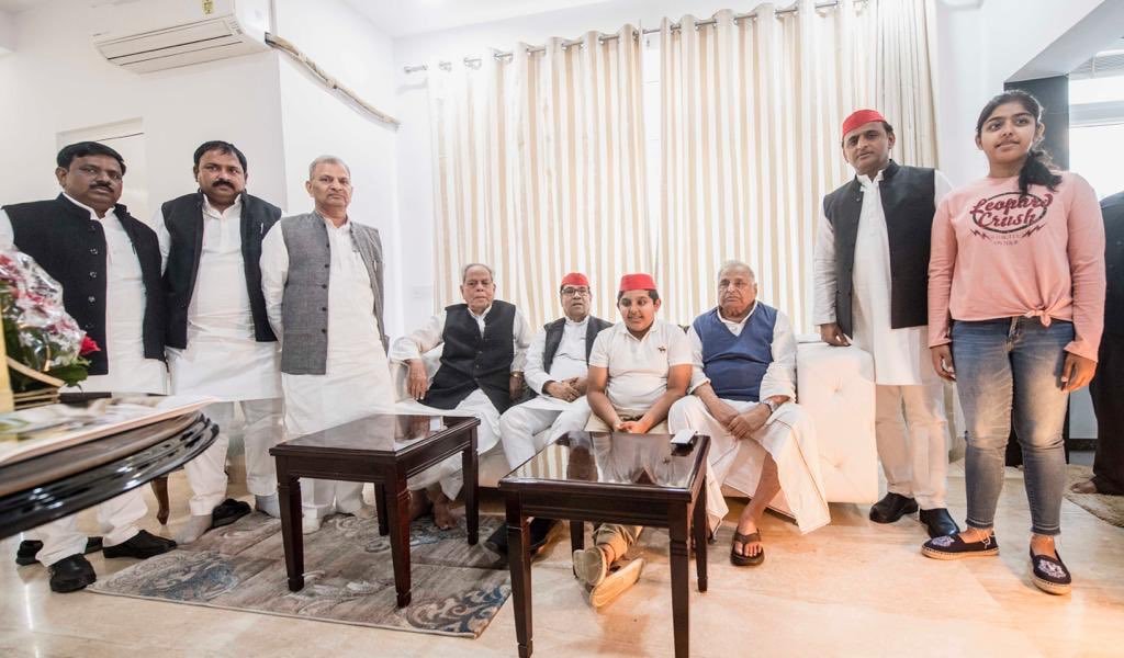 अखिलेश यादव ने अपने बच्चों के साथ पिता मुलायम को जन्मदिन की शुभकामनाएं दीं। अखिलेश ने इसकी तस्वीर अपने ट्विटर अकाउंट पर सांझा की और उन्हें (मुलायम) सत्य व अहिंसा के मार्ग पर चलना सिखाने वाला बताया। अखिलेश ने लिखा, "नेता जी के जन्मदिन पर हार्दिक बधाई! उन्होंने ही हम सबको गांधी जी के 'सत्य और अहिंसा' के मार्ग पर चलना सिखाया व लोहिया जी के इस सिद्धांत को समझाया कि 'बुराई को खत्म करने के लिए बुराई को पहचानना होता है' और ये भी कि भरोसा ही इंसानी रिश्तों की सबसे बड़ी पूंजी है।"