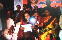 बत्ती गुल, भाषण चालूः भोपाल की जनसभा में पहुंचते ही बत्ती गुल होने पर मुस्कुराई हेमा मालिनी, मोबाइल की रोशनी में पढ़ा भाषण